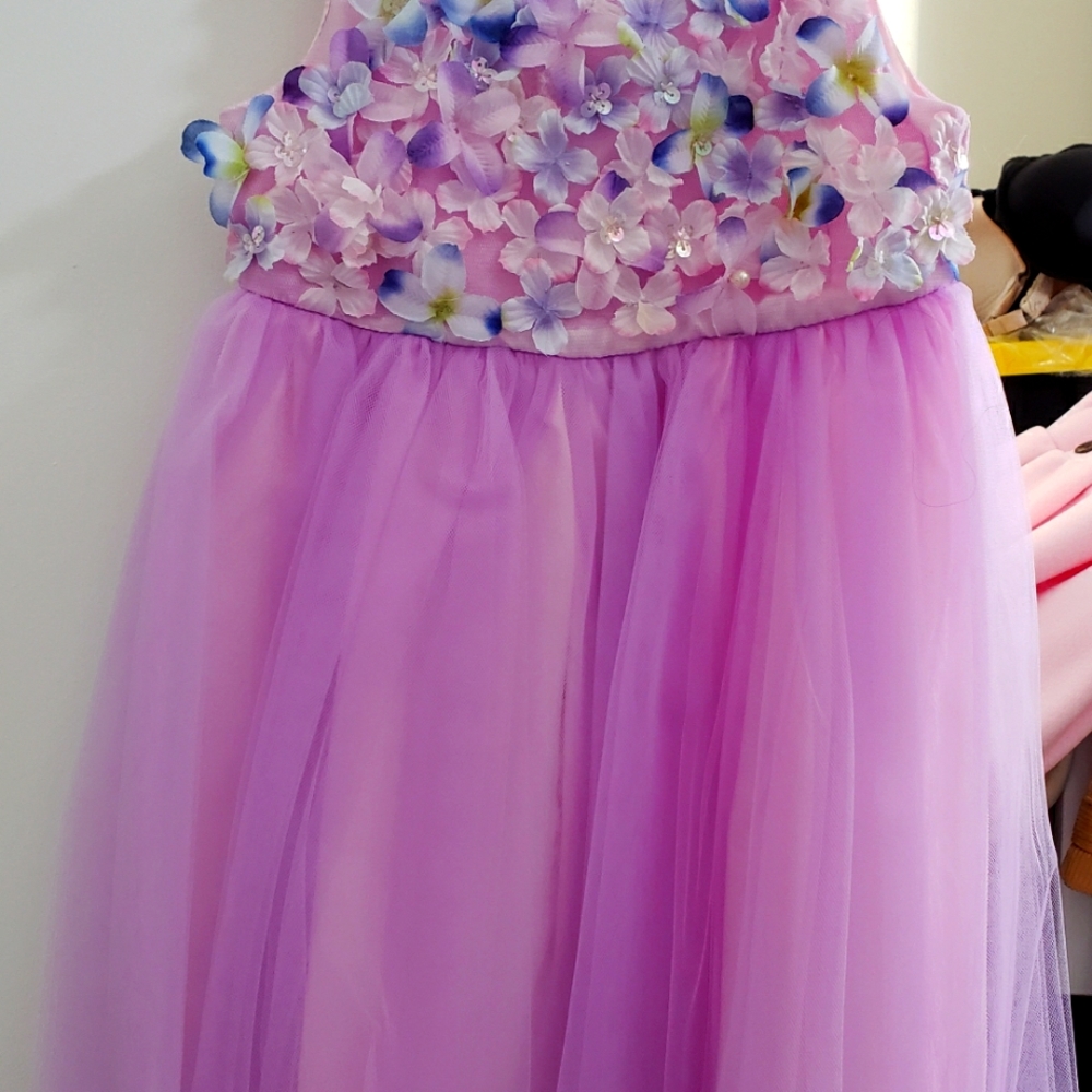 Girl's size 5 dress. Great for Spring and Easter $35